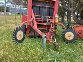 John Shearer/Gehl 1465 Round Baler