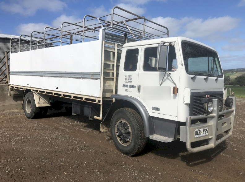 International 10 Speed Truck, tray with quick attachments stock rate and hay back cradle rest