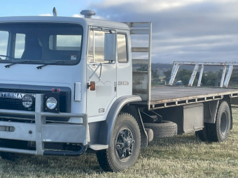 International 10 Speed Truck, tray with quick attachments stock rate and hay back cradle rest