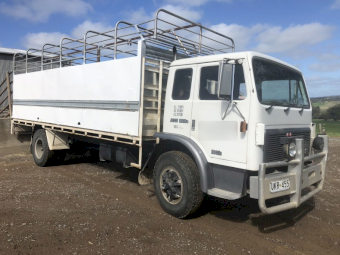 International 10 Speed Truck, tray with quick attachments stock rate and hay back cradle rest