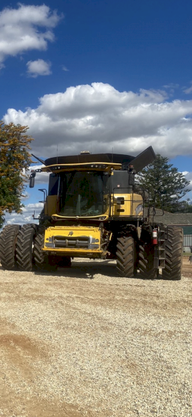 2017 CR 9.90 New Holland Harvester with  Front Triples and Dual rear wheels
