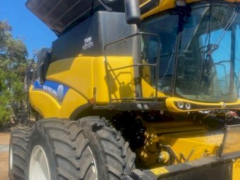 2017 CR 9.90 New Holland Harvester with  Front Triples and Dual rear wheels