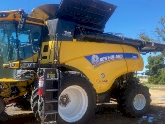 2017 CR 9.90 New Holland Harvester with  Front Triples and Dual rear wheels