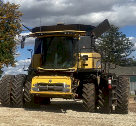 2017 CR 9.90 New Holland Harvester with  Front Triples and Dual rear wheels