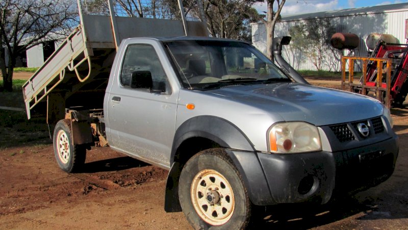 2001 Nissan Navara single cab Ute with Tipping Tray - ONO