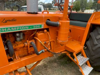 Chamberlain 306 Tractor (Old Collectible)