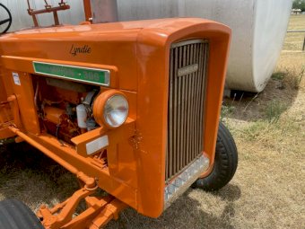 Chamberlain 306 Tractor (Old Collectible)