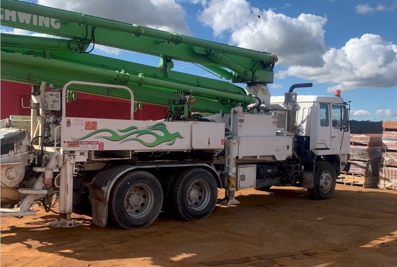 1986 Mitsubishi  FV415,4x2  concrete boom pump