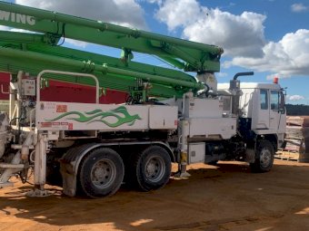 1986 Mitsubishi  FV415,4x2  concrete boom pump