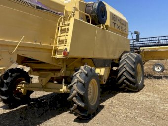 1997 New Holland TX 64 Header with 25ft Honeybee Front