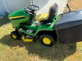 2018 John Deere X350R Ride on Lawn Mower with Lift Up Catcher