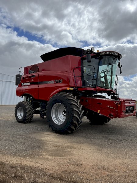 2017 Case IH 7240 Header with D65 MacDon 40ft Draper Front on Leith Trailer