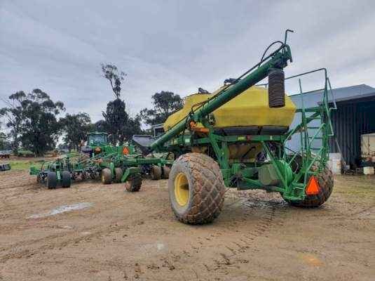 2004 John Deere 1895 no-till single disc planter  with 1910 Triple Bin Air Cart