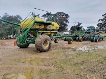 2004 John Deere 1895 no-till single disc planter  with 1910 Triple Bin Air Cart