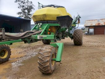 2004 John Deere 1895 no-till single disc planter  with 1910 Triple Bin Air Cart