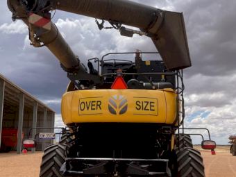 2022 New Holland CR 8.90 Header with Macdon FD 145 Draper Front & Comb Trailer