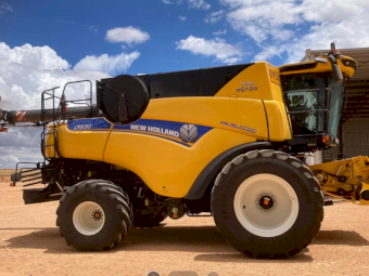 2022 New Holland CR 8.90 Header with Macdon FD 145 Draper Front & Comb Trailer