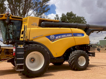 2022 New Holland CR 8.90 Header with Macdon FD 145 Draper Front & Comb Trailer