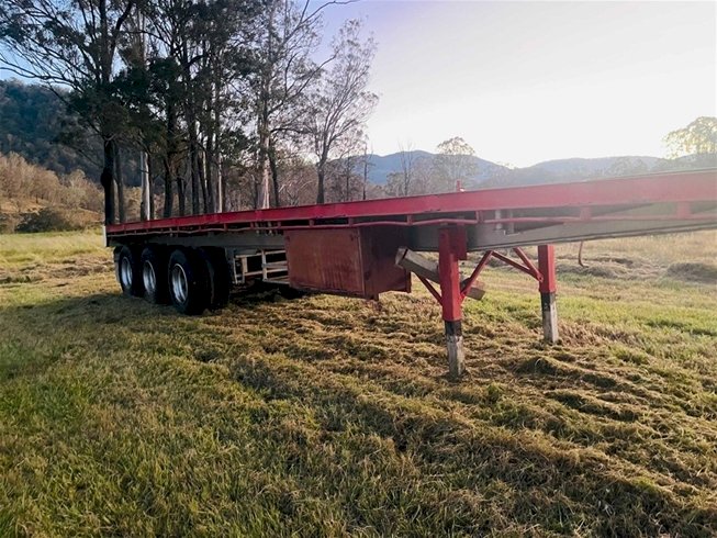 1990 Krueger S-TRL Tri-Axle Flat Top Trailer