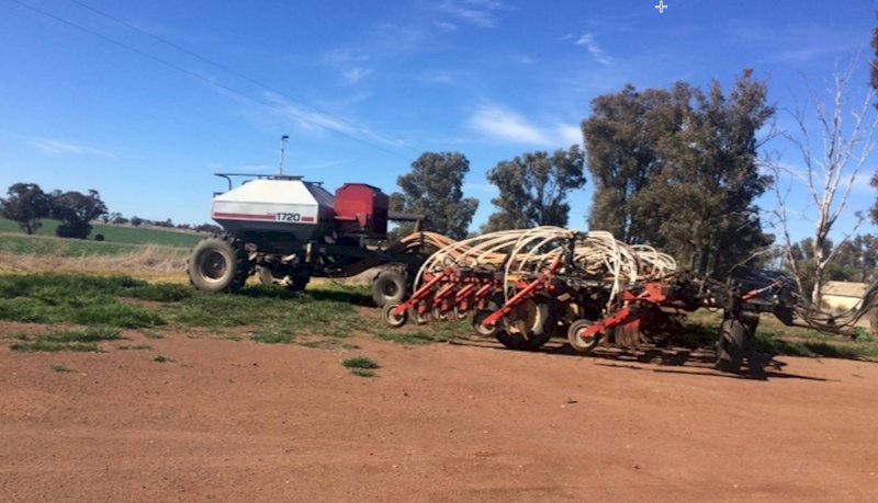 12.5 mt Conservapak bar with tow behind 1720 Flexicoil Air Cart