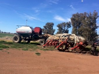 12.5 mt Conservapak bar with tow behind 1720 Flexicoil Air Cart