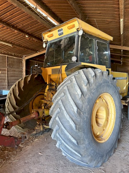 1982 Chamberlain 4480 Tractor