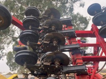 2018 Bourgault 3720 Disc Seeder with Simplicity 4500 Cart