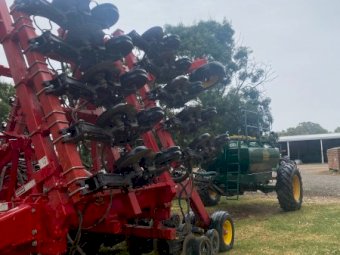 2018 Bourgault 3720 Disc Seeder with Simplicity 4500 Cart