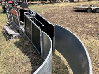 Combi Clamp Sheep Handler