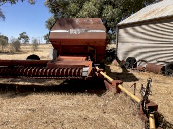 Massey Ferguson 5500 Self Propelled Header with 2 Fronts