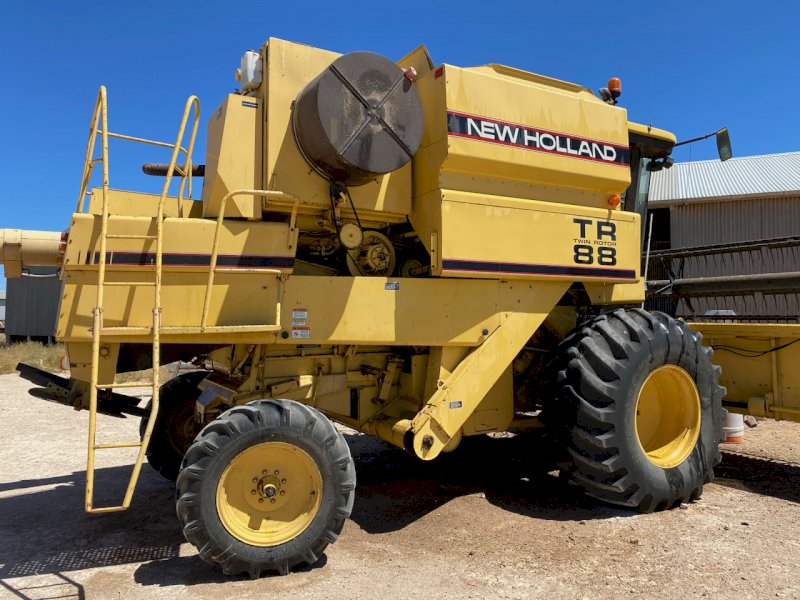 Under Auction - (A226) New Holland TR88 Header With 30ft Front 