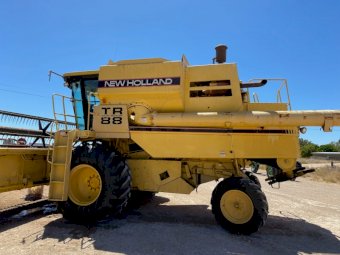 Under Auction - (A226) New Holland TR88 Header With 30ft Front 