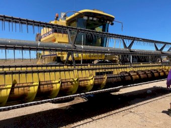 Under Auction - (A226) New Holland TR88 Header With 30ft Front 