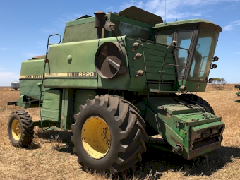 John Deere 8820 Titan II Header
