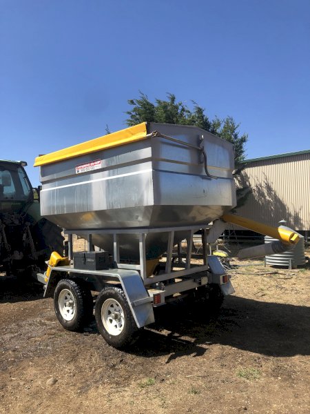 Under Auction - (A220) 2019 Commander Ag 50 Bag Feedout Bin 