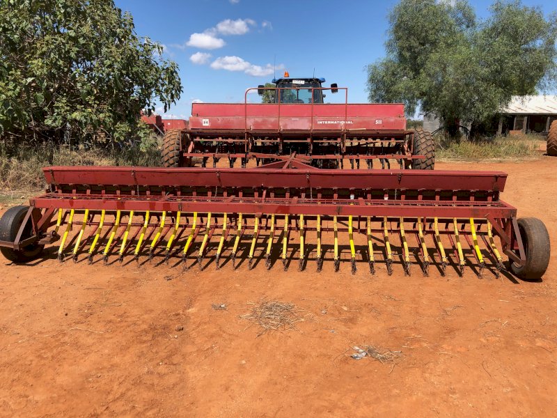 28 Run International 511 Combine & 28 Row Band Seeder
