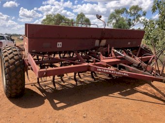 28 Run International 511 Combine & 28 Row Band Seeder