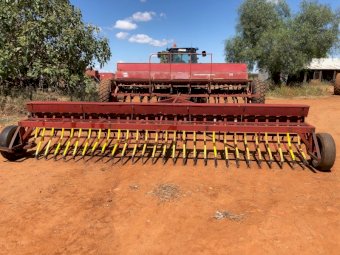 28 Run International 511 Combine & 28 Row Band Seeder