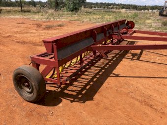 28 Run International 511 Combine & 28 Row Band Seeder