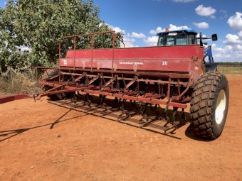 28 Run International 511 Combine & 28 Row Band Seeder