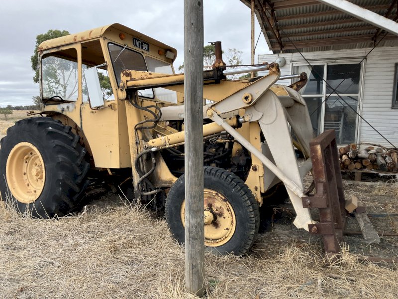 Chamberlain tractor with front end loader and ripper