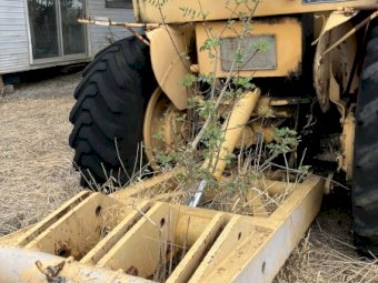 Chamberlain tractor with front end loader and ripper