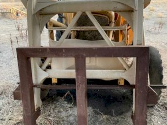 Chamberlain tractor with front end loader and ripper