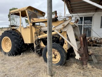 Chamberlain tractor with front end loader and ripper