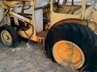 Chamberlain tractor with front end loader and ripper