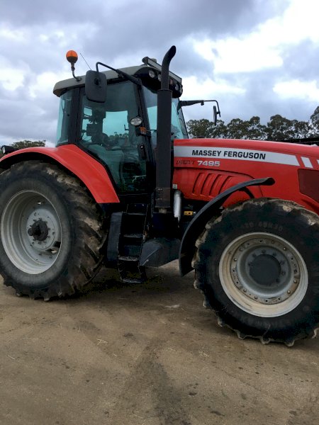 Under Auction - (A221) 2009 Massey Ferguson 7495 Dyna VT Tractor 