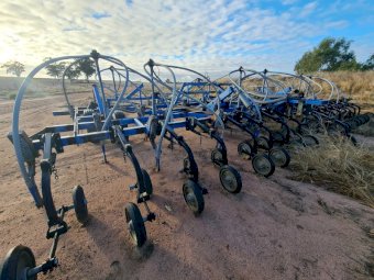 35ft Gason Cultimaster 5100 Seeder Bar with 1850 Air Cart
