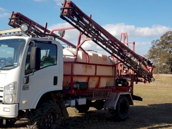 2011 Isuzu NPS 300 Truck Mounted Boom Spray