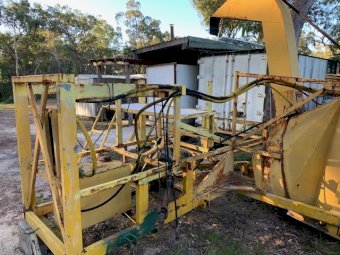 Oil extraction unit and harvester