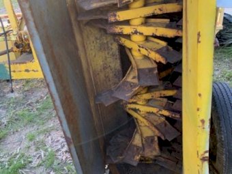 Oil extraction unit and harvester